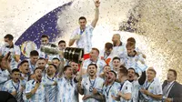 Timnas Argentina berhasil angkat Trofi Copa America 2021 setelah tumbangkan juara bertahan Brasil dengan skor tipis 1-0. (Foto: AP/Andre Penner)