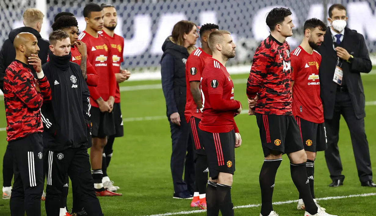 Para pemain Manchester United tampak kecewa usai ditaklukkan Villarreal pada laga final Liga Europa di Stadion Gdansk, Kamis (27/5/2021). MU gagal menjadi juara usai takluk adu penalti dengan skor 10-11. (AFP/Maja Hijtj)