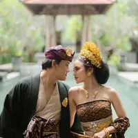 Mulai dari busana tradisional Bali hingga klasik, berikut detail penampilan prewedding memikat Rizky Febian dan Mahalini. [@axioo]