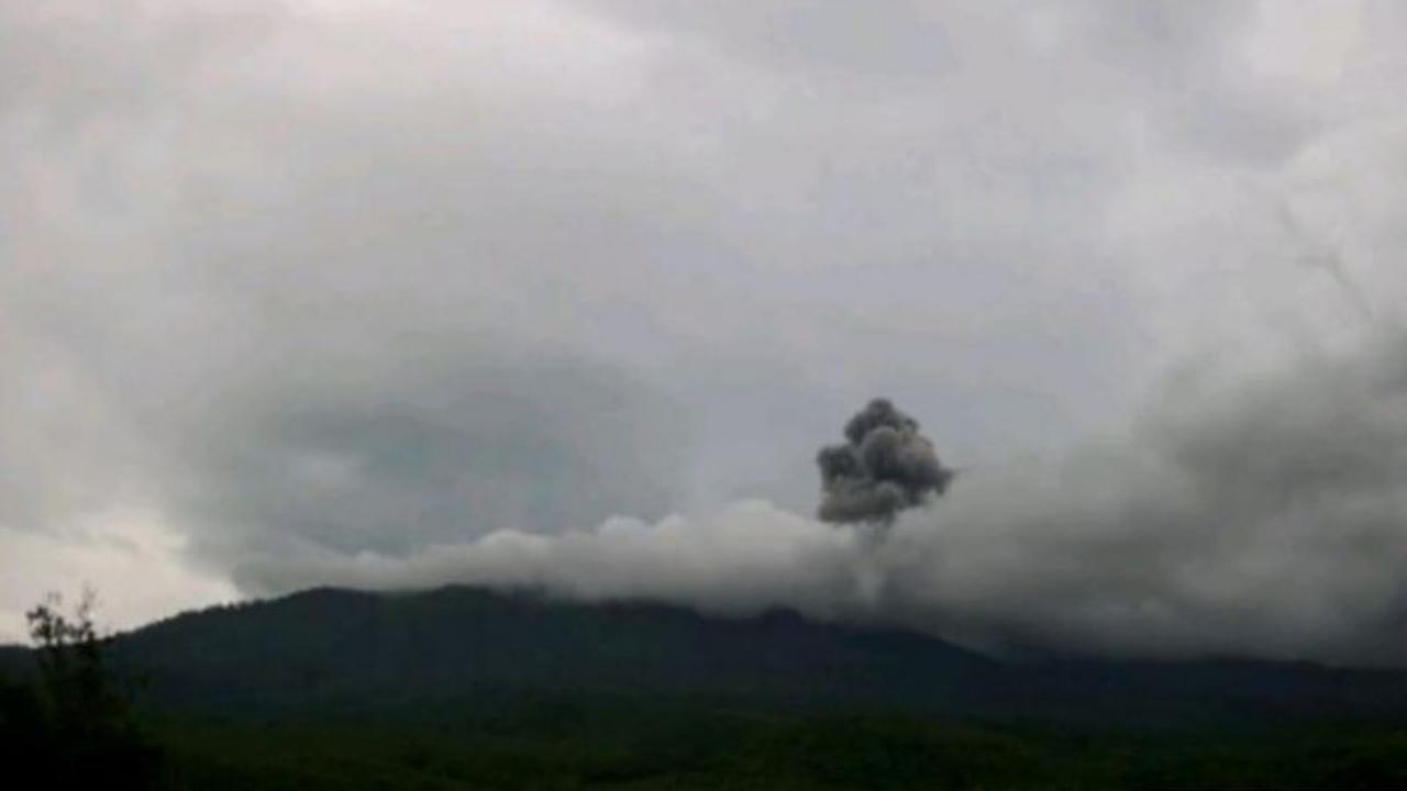 Erupsi Gunung Lewotobi Laki-laki: Hembusan Abu Vulkanik Capai 1,2 Km dari Kawah Aktif