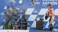 Alex Rins dan Joan Mir berpesta bersama di podium MotoGP Aragon (Jose Jordan/AFP)