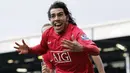 Carlos Tevez. Striker asal Argentina ini dipinjam Manchester United dari West Ham selama dua musim, 2007/2008 dan 2008/2009. Tampil sebagai pilihan utama, ia mampu mempersembahkan 2 gelar Liga Inggris dan 1 Liga Champions. Total tampil 99 laga dengan torehan 34 gol dan 14 assist. (AFP/Paul Ellis)