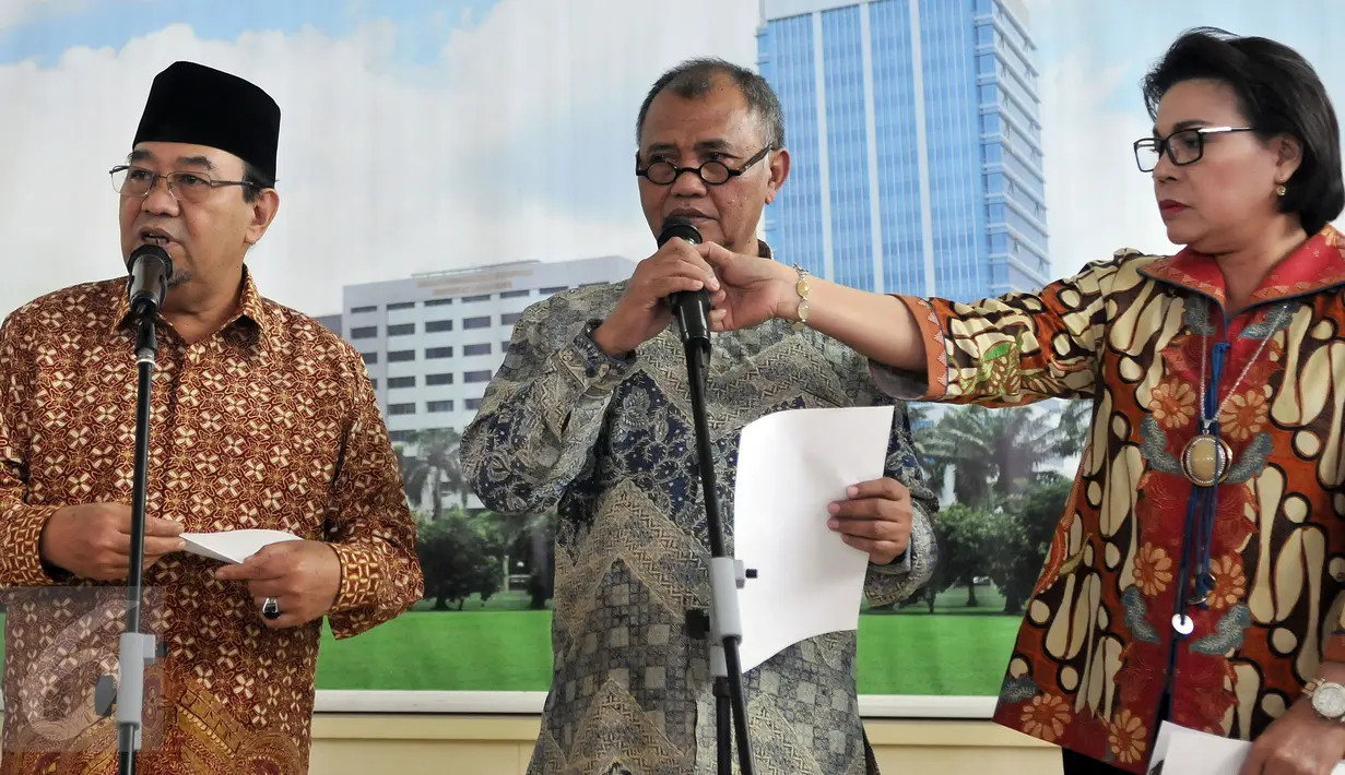 Ketua KPK Agus Rahardjo didampingi Ketua KPK Agus Rahardjo membacakan hasil pertemuan di kantor BPK, Jakarta, Senin (20/6). Kedua lembaga akhirnya menghasilkan beberapa kesepakatan terkait kasus RS Sumber Waras. (Liputan6.com/Johan Tallo)