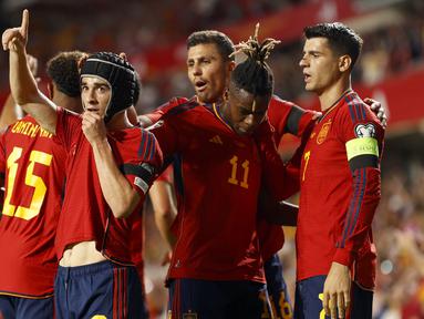 Timnas Spanyol sukses menghancurkan Siprus enam gol tanpa balas pada laga lanjutan Grup A Kualifikasi Euro 2024 yang berlangsung di Granada, Spanyol, Rabu (13/9/2023) dini hari WIB. Dua gol Spanyol dicetak pada babak pertama lewat Gavi dan Mikel Moreno. Sementara empat gol Tim Matador dicetak pada babak kedua melalui para pemain pengganti, Joselu pada menit ke-70, Ferran Torres pada menit ke-73 dan ke-83 serta Alex Baena pada menit ke-77. (AP Photo/Fermin Rodriguez)