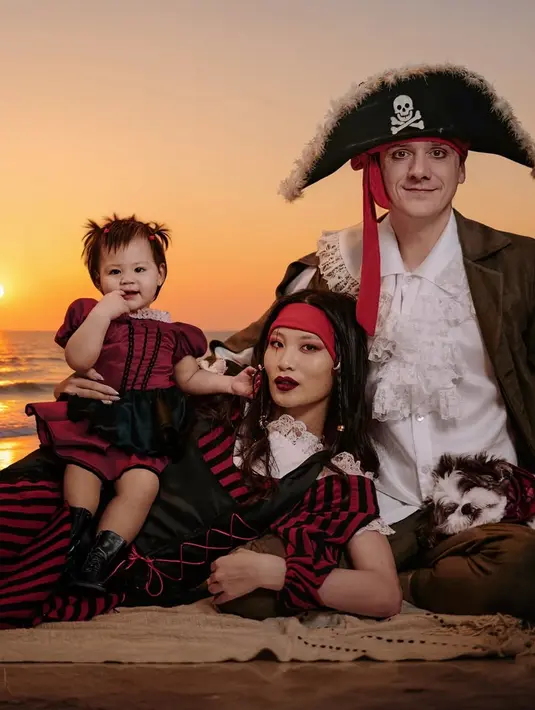 <p>Keluarga Patricia Gouw memilih tema kostum Pirates atau bajak laut. Patricia pun tampil dengan dress merah bergaris hitam lengkap dengan korset hitam. Riasan wajahnya membuatkan semakin tampil totalitas. [@patriciagouw]</p>
