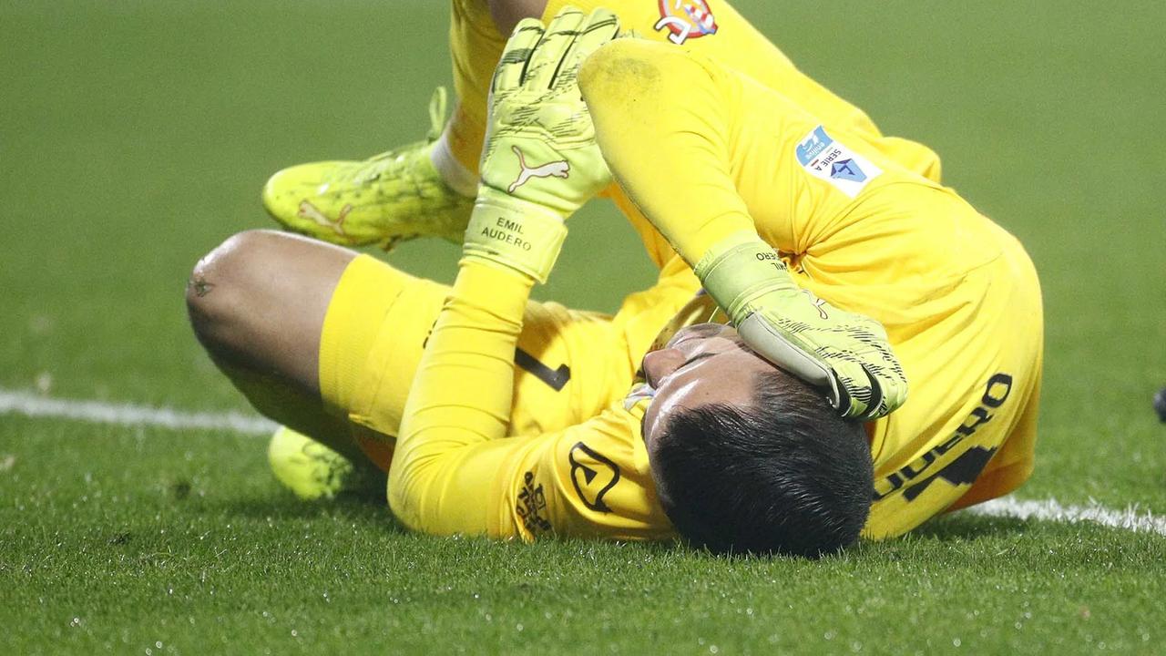 FOTO: Kiper Timnas Indonesia Emil Audero Jadi Korban Insiden Flare di Laga Cremonese Kontra Inter Milan