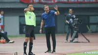 Pelatih Persija Jakarta, Thomas Doll, melancarkan protes kepada wasit keempat saat timnya bersua RANS Nusantara FC pada laga pekan ke-16 BRI Liga 1 musim ini di&nbsp;Stadion Patriot Candrabhaga, Bekasi, Minggu (22/10/2023) malam WIB. Dalam duel itu, Persija kalah 1-2 dari RANS. (Bola.com/Abdul Aziz)