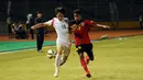 Bek timnas Timor Leste U-23, Candido (18) berusaha menahan pemain Korea Selatan, Kang Sangwoo (tengah) di kualifikasi Piala Asia 2016 di Stadion GBK Jakarta, (29/3/2015). Korea Selatan unggul 3-0 atas Timor Leste. (Liputan6.com/Helmi Fithriansyah)