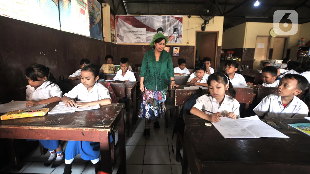 Semangat Guru Kembar Mencerdaskan Anak-Anak Miskin Ibu Kota