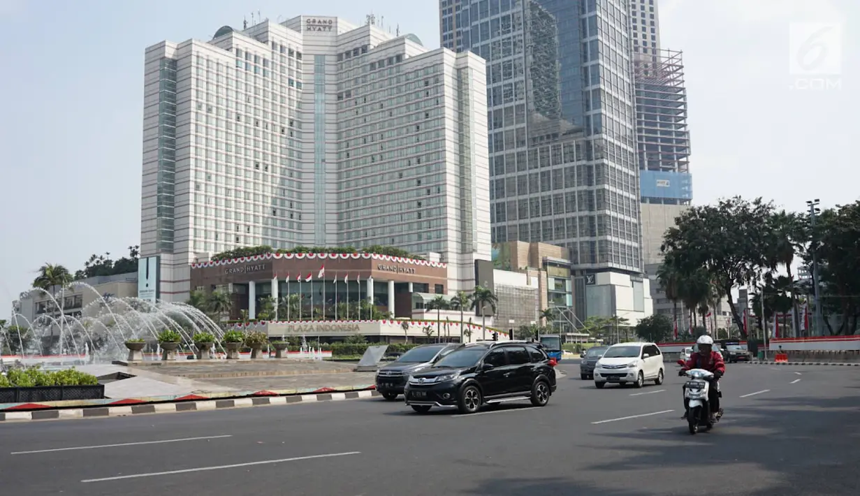 Kendaraan melintas di kawasan MH Thamrin, Jakarta Pusat, Minggu (11/8/2019). Pemprov DKI meniadakan Hari bebas kendaraan atau car free day (CFD) di sepanjang Jalan Jenderal Sudirman hingga Jalan MH Thamrin karena bertepatan dengan Idul Adha. (Liputan6.com/Immanuel Antonius)
