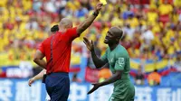 Dua kartu kuning dikeluarkan wasit Howard Webb (Inggris - kiri) di Stadion National Mane Garrincha, Brasil, (19/6/2014), salah satunya diberikan untuk pemain belakang Pantai Gading, Didier Zokora. (REUTERS/Paul Hanna)