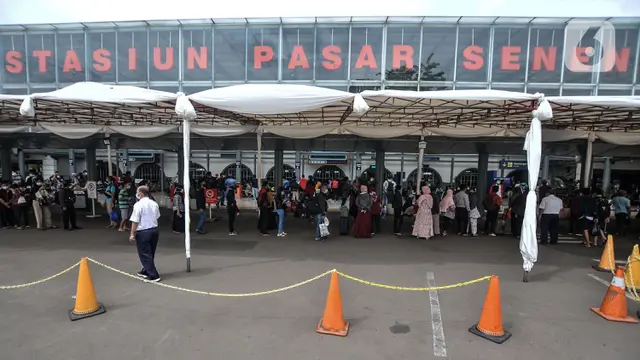 FOTO: Jelang Larangan Mudik, Ribuan Penumpang Padati Stasiun Pasar Senen