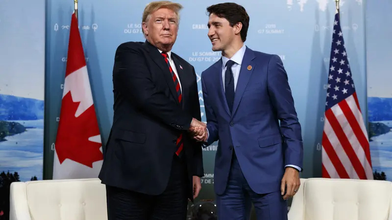 Presiden AS Donald Trump berjabat tangan dengan Perdana Menteri Kanada Justin Trudeau (AP/Evan Vucci)