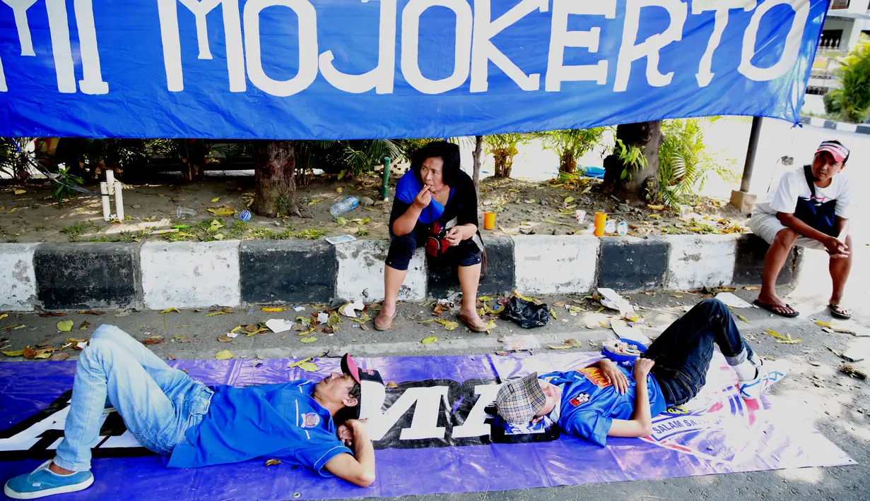 Aremania mulai memadati Stadion Manahan, ada yang menginap di mobil dan ada pula yang baru tiba menggunakan kereta dan kendaraan pribadi lainya, di Solo, Minggu (11/10/2015). (Bola.com/Nicklas Hanoatubun)