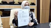 Anggota DPRD Kota Gorontalo Andi Helda Nyiwi, akhirnya melayangkan laporan ke Polres Gorontalo Kota. (Arfandi Ibrahim/Liputan6.com)