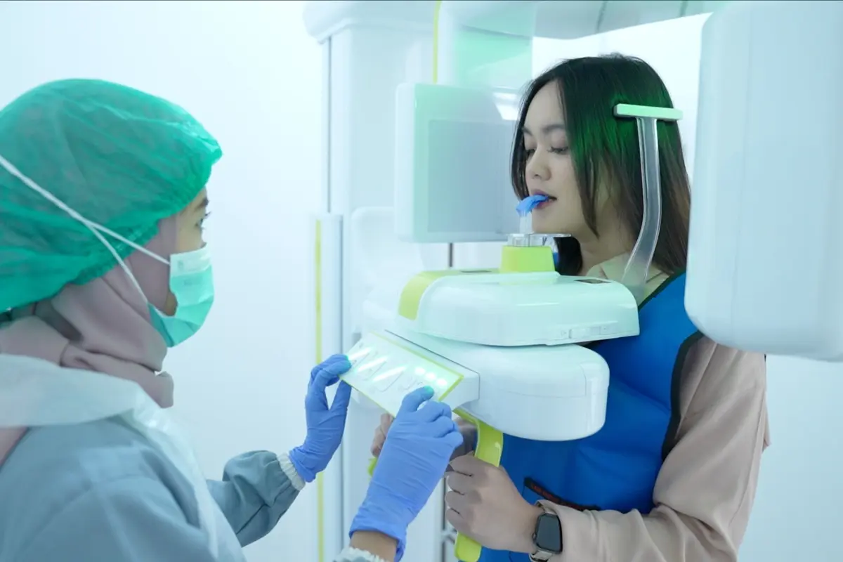 Pasien Sedang Pemeriksaan 3D X-Ray di Rata Clinic Center