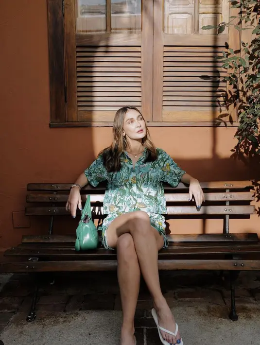 Pilihan warna dan motif meghadirkan gaya yang begitu seru dan mudah untuk hadirkan kesan stylish. [Foto: Instagram/ Luna Maya]