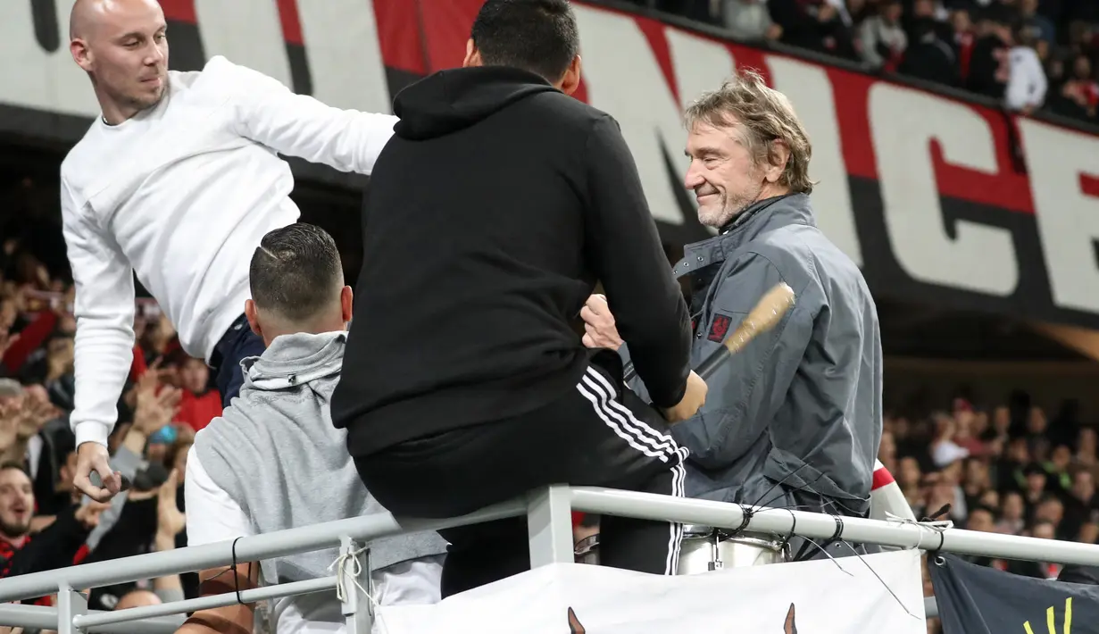 Ketua Grup INEOS Inggris Sir Jim Ratcliffe (kanan) berpidato kepada pendukung Nice sebelum pertandingan Liga1 Prancis antara Nice dan PSG di stadion "Allianz Riviera" di Nice, Prancis selatan, pada 18 Oktober 2019. Sir Jim Ratcliffe pemilik perusahaan kimia terbesar dunia Ineos mempunyai kekayaaan sekitar 12,5 miliar paun. (AFP/Valery Hache)