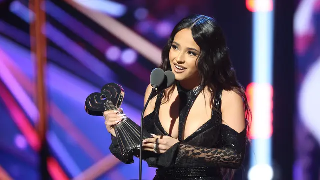 Becky G menerima penghargaan Latin Pop/Reggaeton Song Of The Year