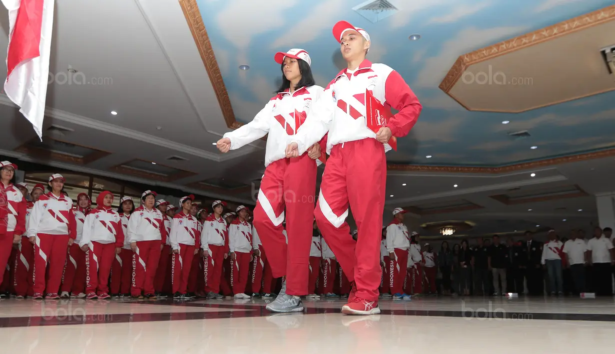 Atlet Taekwondo, Mariska Halinda (kiri) dan rekannya usai membacakan janji atlet pada Pengukuhan Kontingen Indonesia untuk SEA Games 2017 Malaysia 19-30 Agustus 2017 di Wisma Kemenpora, Jakarta, (2/8/2017). (Bola.com/Nicklas Hanoatubun)