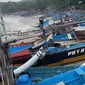 Gelombang tinggi yang menyapu beberapa daerah pesisir pantai selatan Garut, Jawa Barat menyebabkan ratusan perahu nelayan ogah melaut. (Liputan6.com/Jayadi Supriadin)