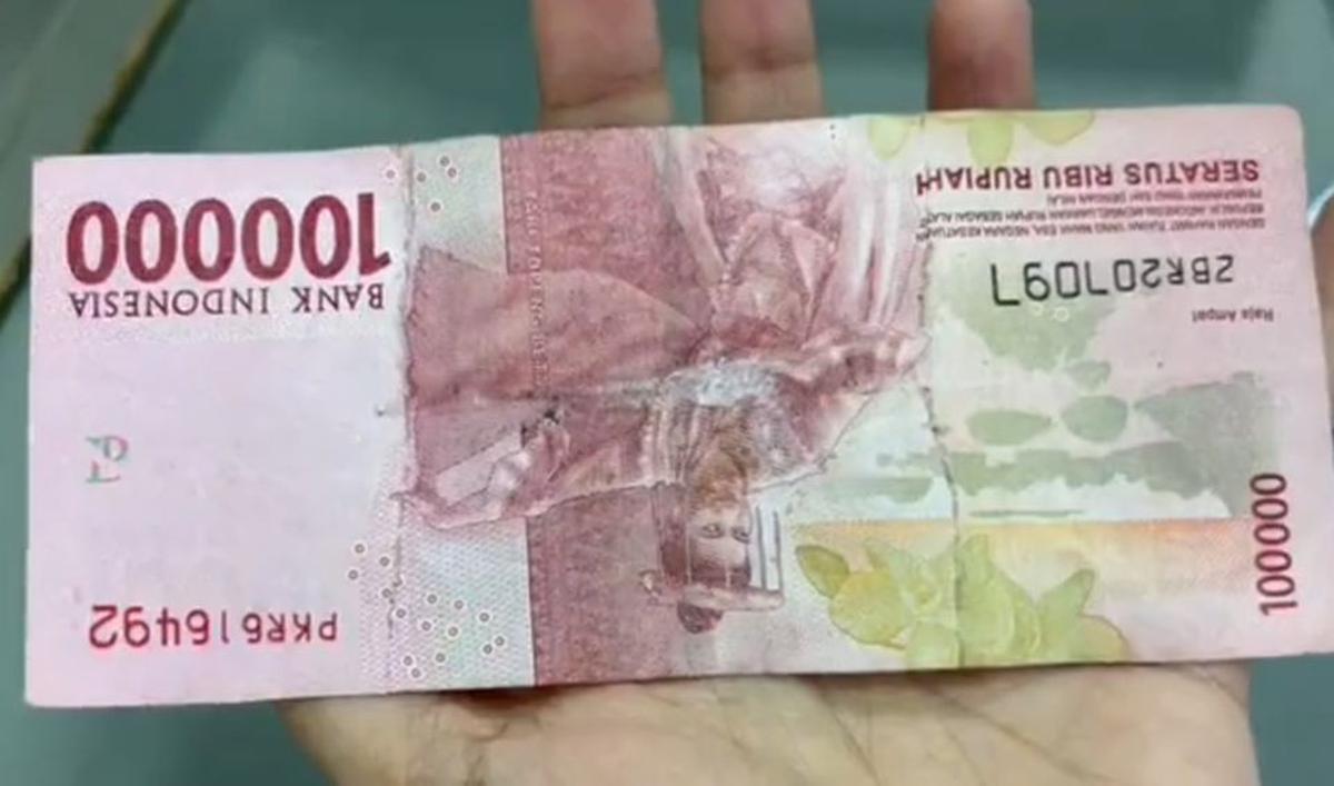 Jika mengalami pengalaman serupa, Anda bisa menukarkan uang rusak tersebut ke bank.&nbsp;<br>