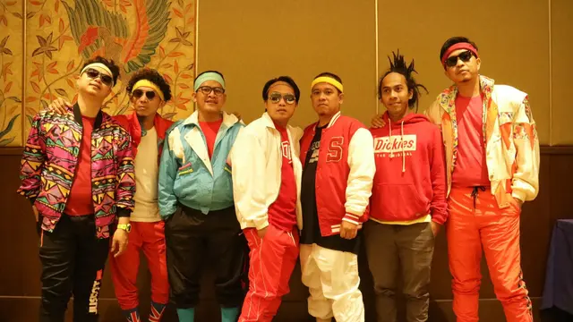 Kokom merupakan band komedi yang bernaung di Rumah Lucu Management bersama Abdel Achrian, Temon Templar, dan Cak Lontong