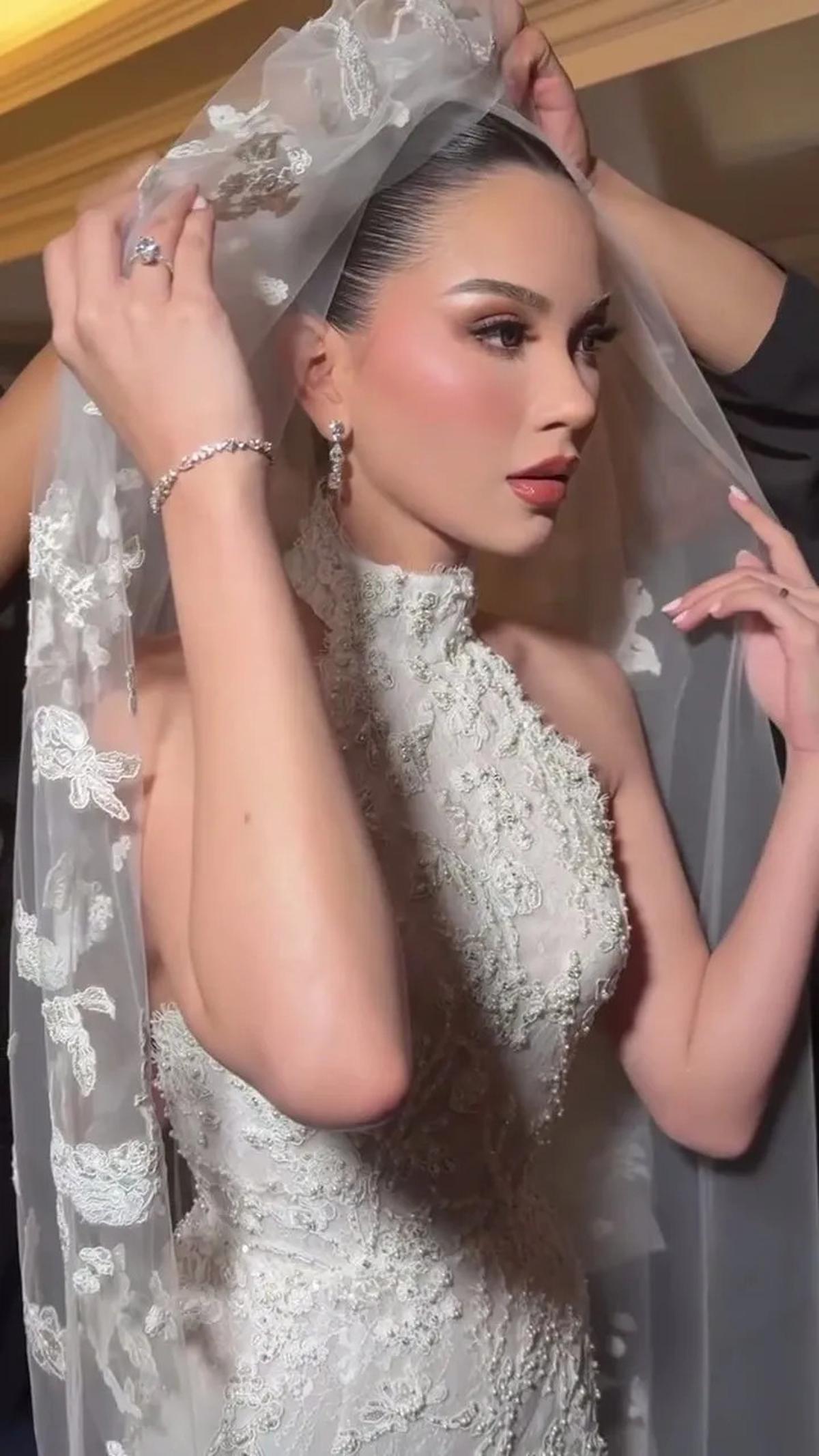 9 Potret Detail Dress Alyssa Daguise di Intimate Dinner Pernikahan dengan Al Ghazali