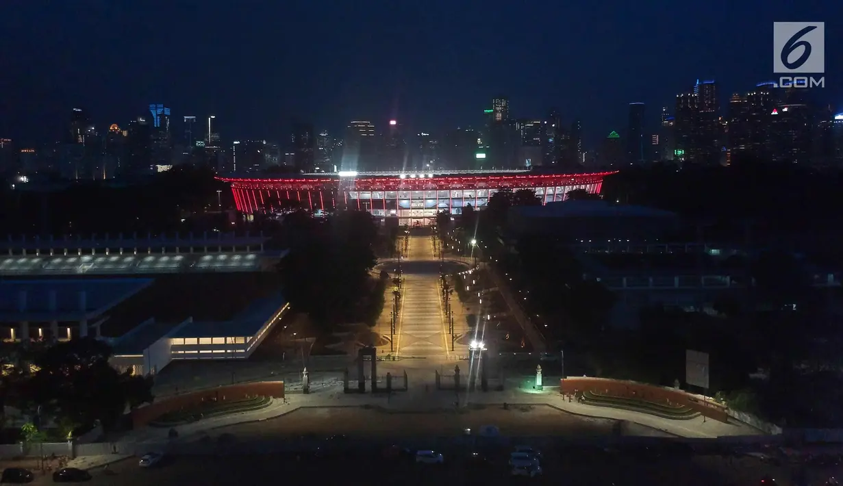 Pemandangan Stadion Utama Gelora Bung Karno saat uji coba lampu LED, Jakarta, Rabu (10/1). Stadion Utama Gelora Bung Karno (GBK) bersiap menyambut laga Timnas Indonesia versus Islandia pada 14 Januari 2018. (Liputan6.com/Arya Manggala)