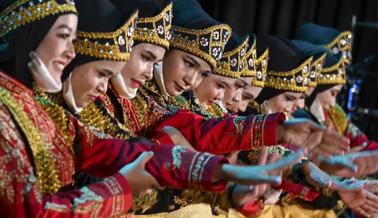 Para penari tampil dalam Festival Tari Ratoh Jaroe di Banda Aceh, Aceh, Rabu (8/9/2021). Festival Tari Ratoh Jaroe ini dapat disaksikan oleh penonton secara online. (CHAIDEER MAHYUDDIN/AFP)