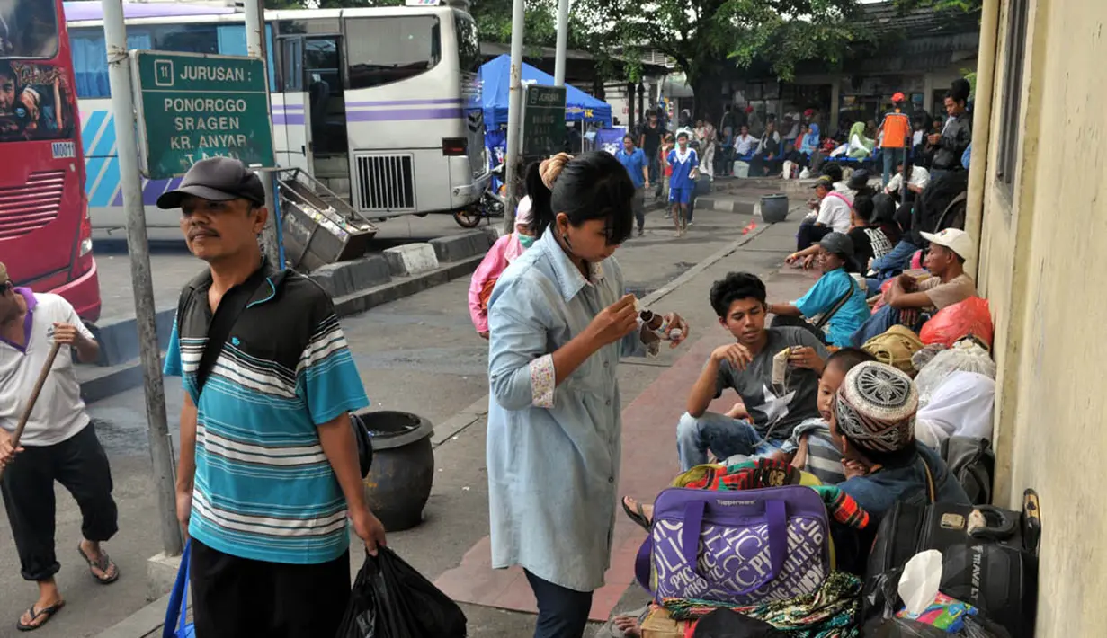 H-5 Lebaran, sejumlah pemudik memadati terminal Pulogadung, Jakarta, Rabu (23/7/14). (Liputan6.com/Panji Diksana)