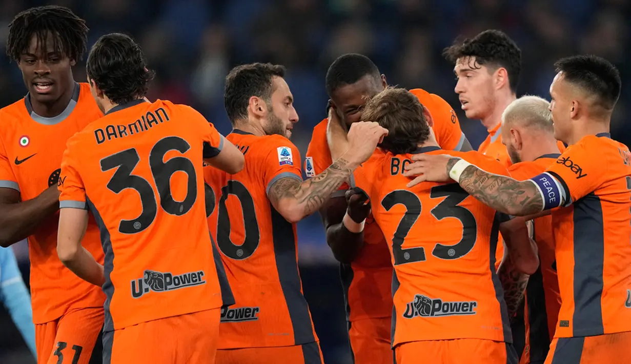 Dengan hasil positif ini, Nerazzurri gagah perkasa memuncaki klasemen dengan keunggulan empat poin dari Juventus selaku rival terdekat di posisi kedua. Ini merupakan kemenangan ketiga berturut-turut yang diukir Inter Milan. (AP Photo/Andrew Medichini)