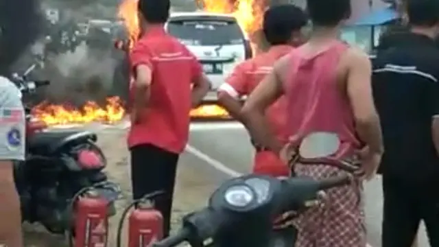 Sebuah minibus Toyota Avanza terbakar di pinggir jalan di Kabupaten Konawe usai mengangkut BBM menggunakan jerigen.(Liputan6.com/Ahmad Akbar Fua)
