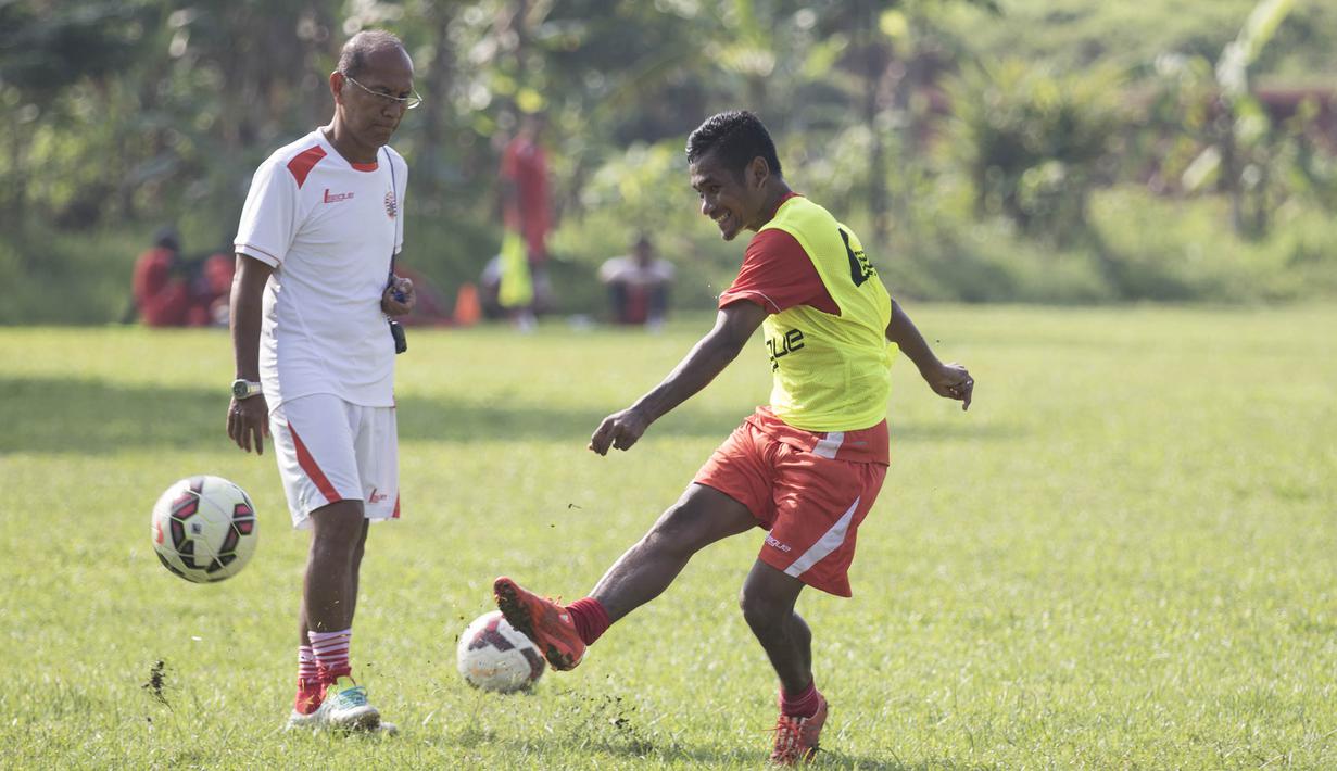 Pelatih Persija, Bambang Nurdiansyah, melatih tendangan dari Ramdani Lestaluhu, jelang babak 8 besar Piala Jenderal Sudirman di Lapangan Sawangan, Depok, Jawa Barat, Senin (7/12/2015). (Bola.com/Vitalis Yogi Trisna) 