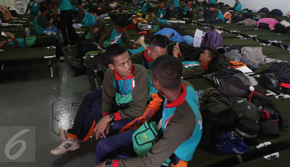Peserta santri Bela Negara beristirahat di dalam Kapal Banda Aceh 593 di Pelabuhan Kolin Lamil Tanjung Priok, Jakarta, Sabtu (21/11/2015). Kegiatan ini bertujuan memberikan penanaman rasa cinta tanah air untuk para santri. (Liputan6.com/Faizal Fanani)