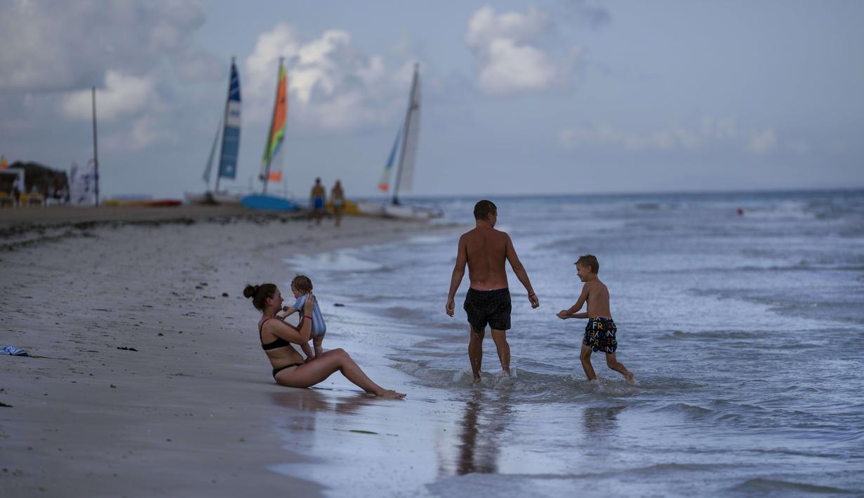 Wisatawan menikmati pantai di hotel Iberostar Selection Varadero di Varadero, Kuba, pada Rabu (29/9/2021). Pihak berwenang di Kuba mulai melonggarkan pembatasan COVID-19 di beberapa kota seperti Havana dan Varadero. (AP Photo/Ramon Espinosa)