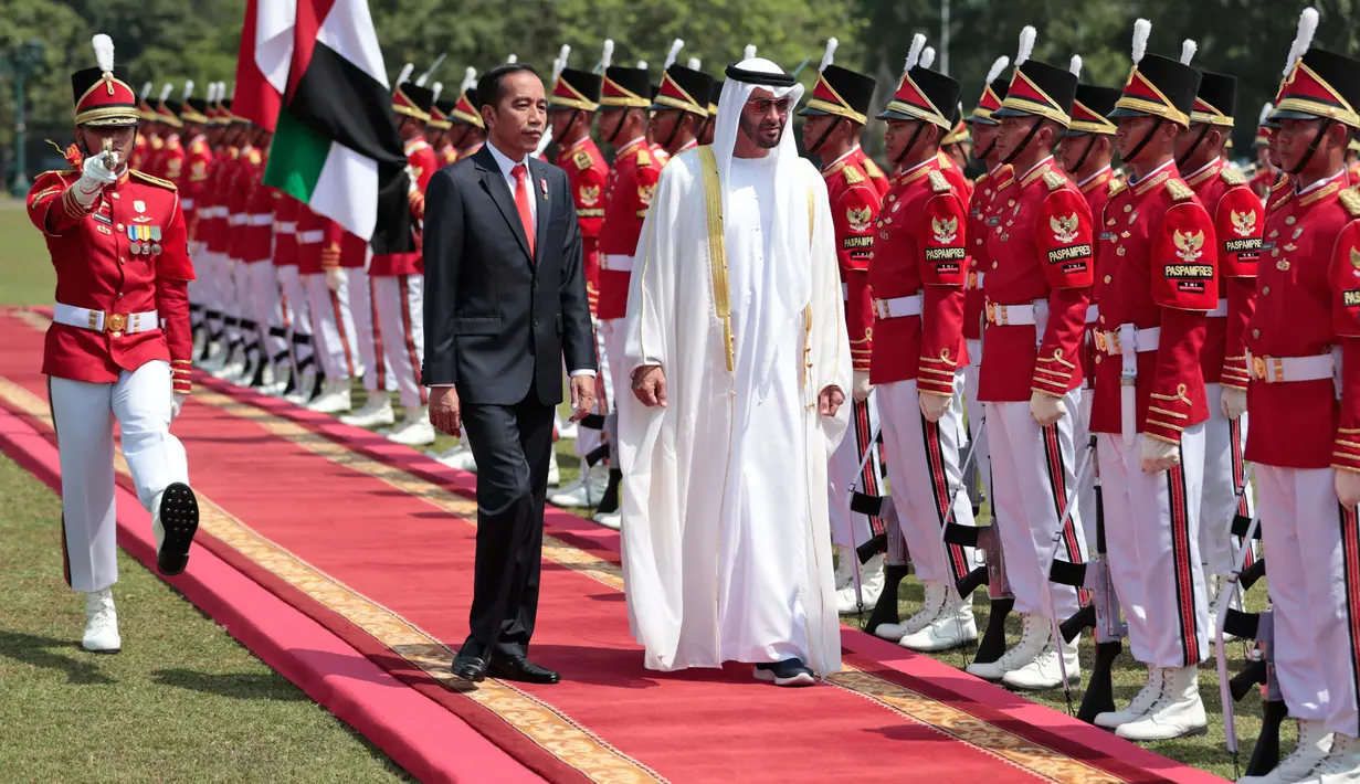 Presiden Joko Widodo (Jokowi)  bersama Putra Mahkota Abu Dhabi, Sheikh Mohamed Bin Zayed Al Nahyan memeriksa pasukan saat kunjungan kenegaraan di Istana Bogor, Kamis (24/7/2019). Keduanya menggelar pertemuan bilateral guna membahas sejumlah kerja sama. (Willy Kurniawan/Pool Photo via AP)