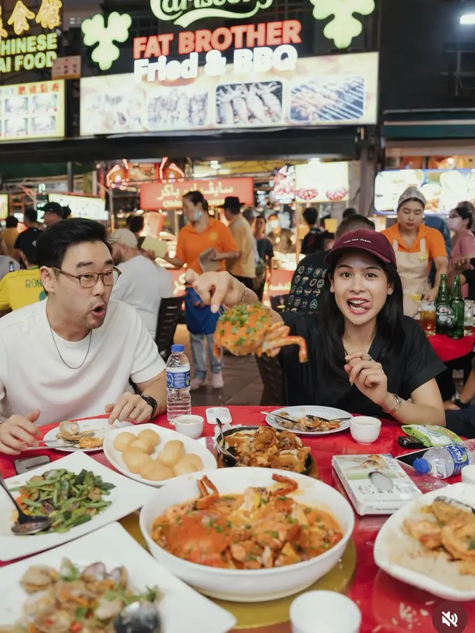 Maudy Ayunda dan Suami saat Berada di Malaysia