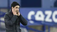 Pelatih Arsenal, Mikel Arteta, tampak kecewa usai ditaklukkan Everton pada laga Liga Inggris di Stadion Goodison Park, Minggu (20/12/2020). Everton menang 2-1 atas Arsenal. (AFP/Peter Powell, Pool)