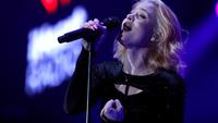 Zara Larsson saat tampil dalam 103.5 KISS FM's Jingle Ball 2019 di Chicago, Illinois (18/12/2019). (AFP/Jeff Schear)