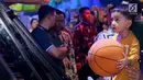 Cucu Presiden Joko Widodo, Jan Ethes Srinarendra bermain basket di Sun Plaza Medan, Sumatera Utara, Jumat (24/11). Ditengah kesibukannya Jokowi menyempatkan diri bermain dengan cucu. (Liputan6.com/Johan Tallo)