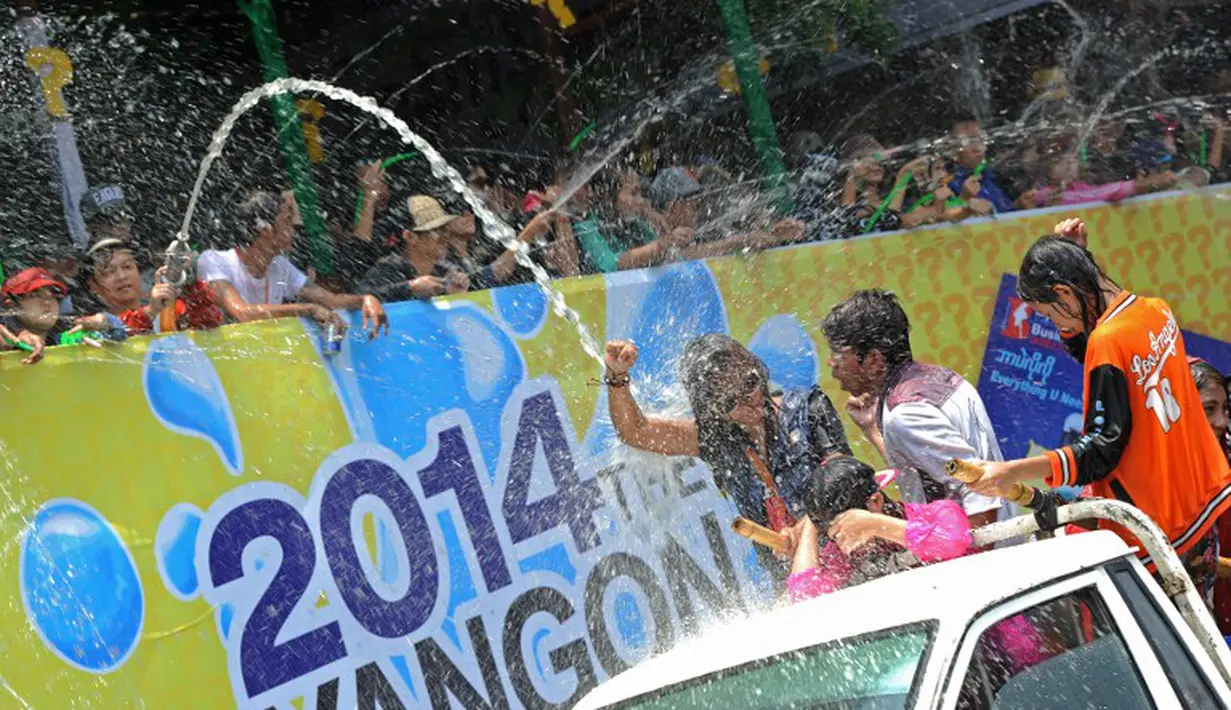 Penonton yang hadir juga ikut memeriahkan suasana dengan menyemprotkan air pada Festival Air di Yangon, Myanmar, Rabu (16/4) (AFP Photo/Soe Than Win)