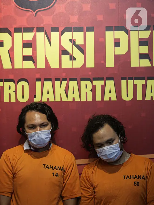 Vokalis grup band Deadsquad Daniel Mardhany (kiri) dan rekannya saat rilis kasus narkoba di Polres Jakarta Utara, Senin (3/5/2021). Kapolres Metro Jakarta Utara Kombes Pol Guruh Arif Darmawan mengatakan dalam penangkapan diamankan tembakau sintetis serta obat prohiper. (Liputan6.com/Faizal Fanani)