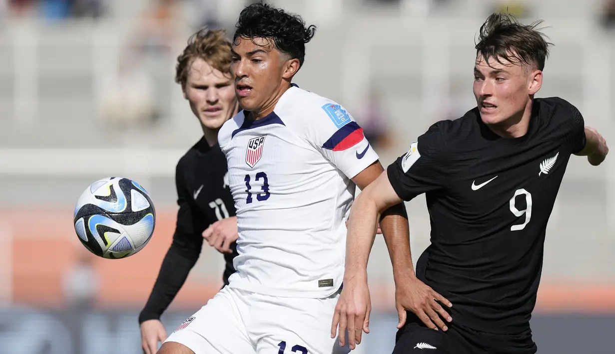 Gelandang Timnas Amerika Serikat U-20, Jonathan Gomez (kiri) berebut bola dengan striker Timnas Selandia Baru U-20, Oliver Colloty pada laga babak 16 besar Piala Dunia U-20 2023 di Malvinas Argentinas Stadium, Mendoza, Argentina, Rabu (31/5/2023) dini hari WIB. (AP Photo/Natacha Pisarenko)
