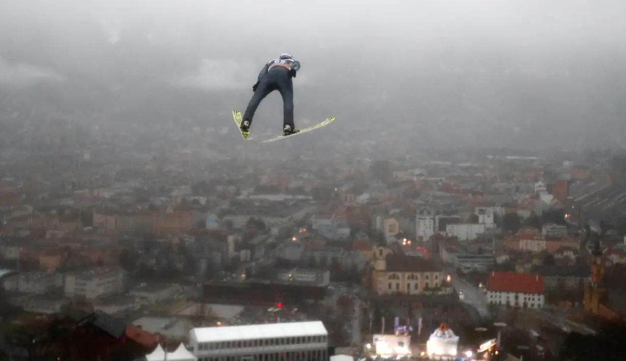 Atlet ski Jerman, Andreas Wellinger melayang di udara pada putaran percobaan turnamen Four Hills Ski Jumping ke-65 di Innsbruck, Austria, Rabu (3/1). Turnamen ski bergengsi itu akan berakhir di Bischofshofen pada 6 Januari2018. (AP/Matthias Schrader)