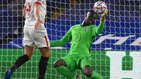 Manajer Chelsea, Frank Lampard, mengaku kagum dengan penampilan Edouard Mendy dalam laga melawan Sevilla di Liga Champions 2020-2021. (AFP/Mike Hewitt)