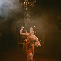 Bella Bonita baru saja mengunggah beberapa potret dirinya menjadi penari Jawa untuk photoshoot terbarunya. [Foto: Instagram/bellabonita_r.a]