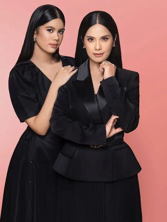 Annisa Pohan bersama putrinya, Almira Yudhoyono, tampil kompak dalam balutan busana serba hitam. Lewat sebuah pemotretan yang memadukan keanggunan dan kehangatan, mereka menyampaikan pesan kuat tentang cinta dan kekuatan keluarga di Hari Ibu. [@annisayudhoyono].