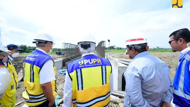 Menteri Pekerjaan Umum dan Perumahan Rakyat (PUPR) Basuki Hadimuljono meninjau progres pembangunan Jalan Tol Solo - Yogyakarta Senin (3/4)