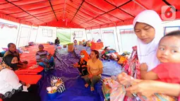 Kepala Kanwil III Bank BTN Iriska Dewayani (kiri) berdialog dengan warga terdampak Erupsi Semeru di tenda pengungsian Kabupaten Lumajang, Jawa Timur, Senin (13/12/2021). Sebelumnya BTN, memberikan bantuan berupa obat-obatan, makanan, selimut, tenaga medis dan tenda pengungsian. (Liputan6.com/HO/BTN)